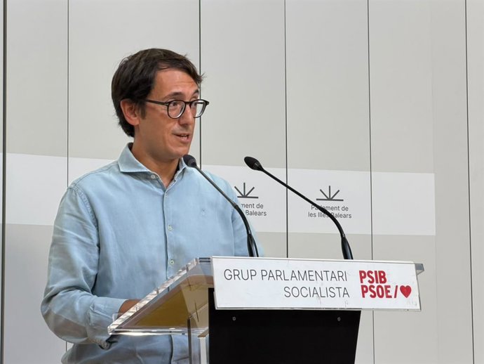 El portavoz del PSIB en el Parlament, Iago Negueruela, en rueda de prensa.