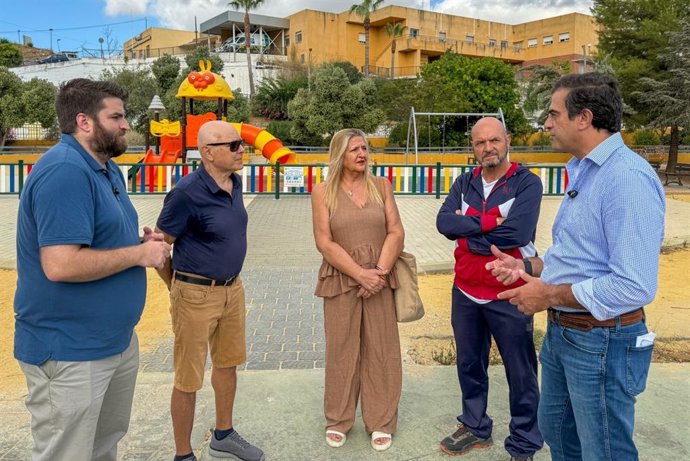 El presidente de Vox Málaga y parlamentario andaluz, Antonio Sevilla, en su visita junto al concejal y portavoz del Grupo Municipal Vox, Luis Miguel Rivas, a Coín.