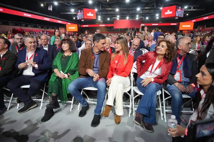 Archivo - El Presidente del Gobierno, Pedro Sánchez (3i) y su esposa Begoña Gómez (3d) durante la clausura del 41º Congreso Federal del PSOE en el Palacio de Congresos y Exposiciones.