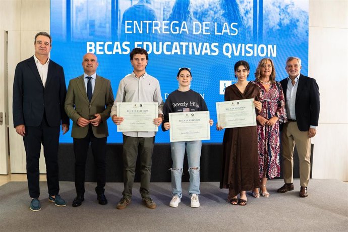 Acto de entrega de las becas educativas de Qvision en el Palacio Provincial.