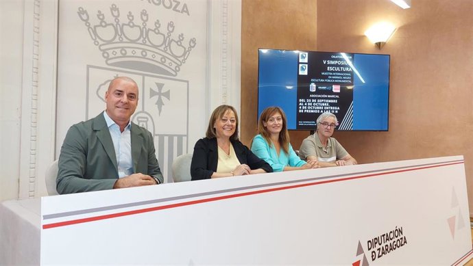 El propietario de Gramablack, Javier Grasa; la diputada provincial Charo Lázaro; la concejala del Ayuntamiento de Calataorao Esperanza Pascual y el escultor Pedro Anía.