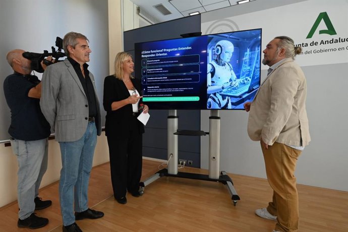 El nuevo sistema de inteligencia artificial 'Nieves' del Consorcio de Transportes del Área Metropolitana de Granada es capaz de comprender el lenguaje natural y ofrecer respuestas en cuestión de segundos según ha informado la delegada Inmaculada Hernández