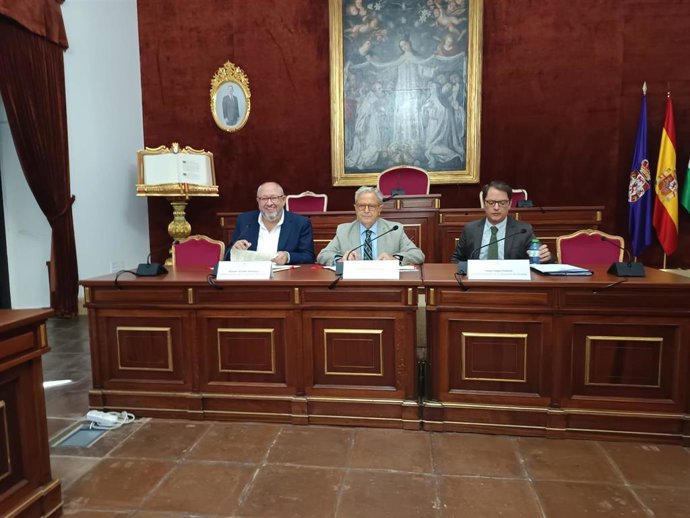 Salvador Fuentes (centro) y Manuel Torralbo (izda.), durante la firma del convenio.