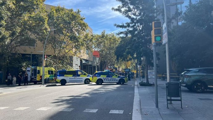 Vehículos de la Guàrdia Urbana de Barcelona y del Sistema d'Emergències Mèdiques (SEM) cerca del lugar en el que se ha producido un accidente laboral en Barcelona