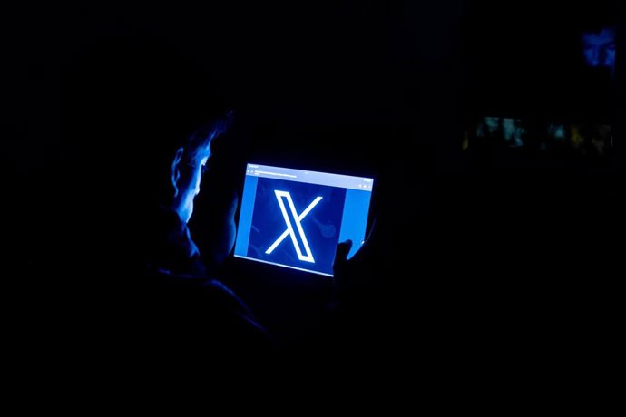 Archivo - Un joven usa una tablet, a 4 de febrero de 2026, en Madrid (España). 
