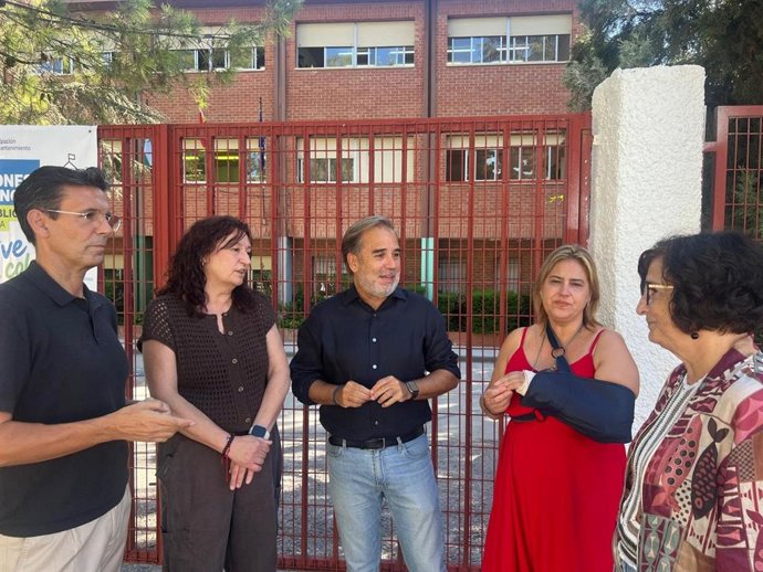 El edil socialista, Jacobo Calvo, expone en rueda de prensa las deficiencias que su grupo político detecta con motivo del comienzo del curso escolar en la capital granadina, como falta de persona, cierre de aulas o "desmantelamiento" de la FP pública.