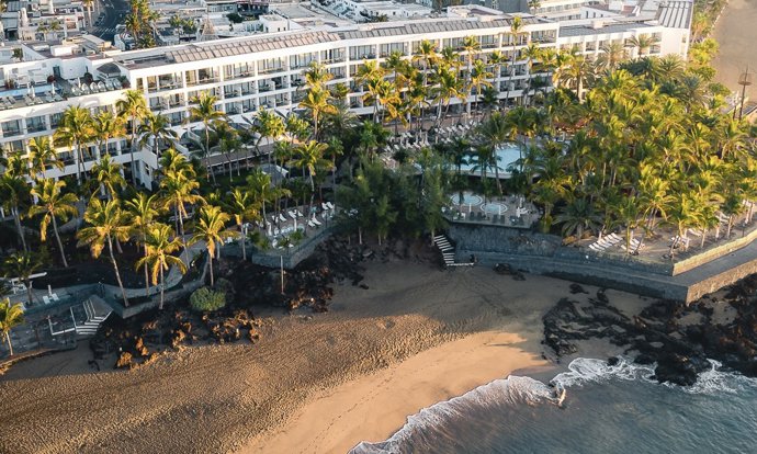 Vista aérea del Hotel de 5 estrellas Fariones, ubicado en Lanzarote, que este 2026 cumple 60 años.