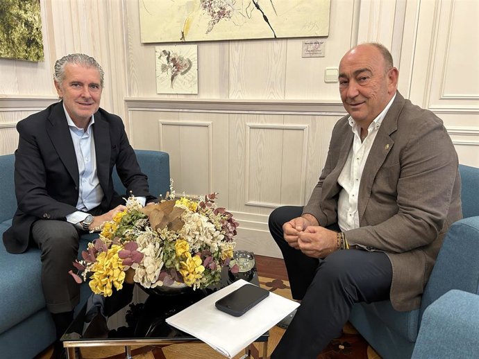 El presidente de FES, Andrés Ortega (izda), en su visita a la Diputación, con su presidente, Miguel Ángel de Vicente.