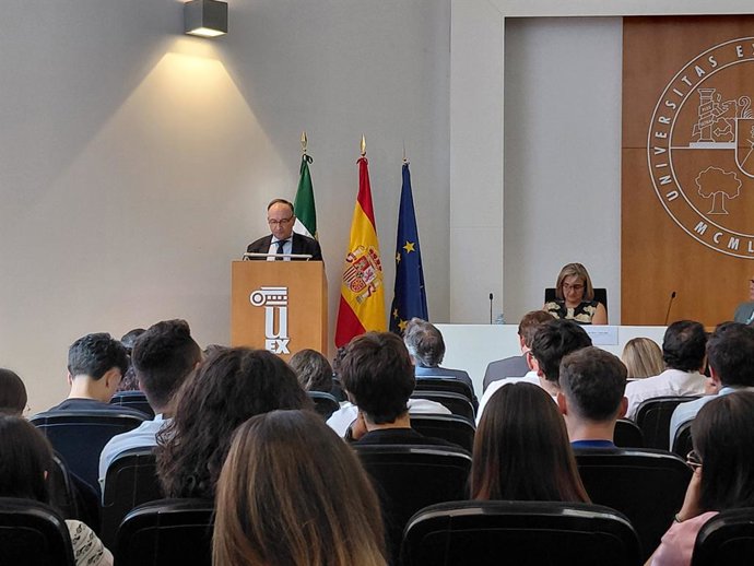 El consejero de Cultura y Turismo, Laureano León, imparte una conferencia sobre el modelo turístico de la región en la Facultad de Finanzas y Turismo