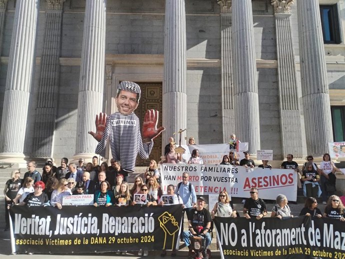 Víctimes de la dana protesten junt el Congrés per a exigir a Mazón que deixe la política: "Ni més versions ni mentides"