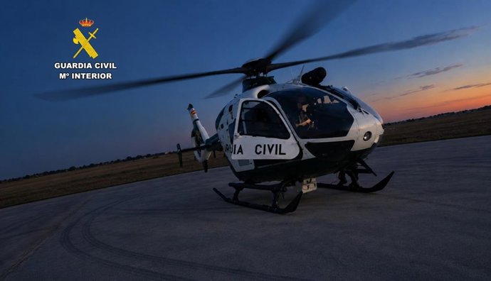 El helicóptero de la Unidad Aérea de la Guardia Civil de León durante uno de los rescates efectuados.