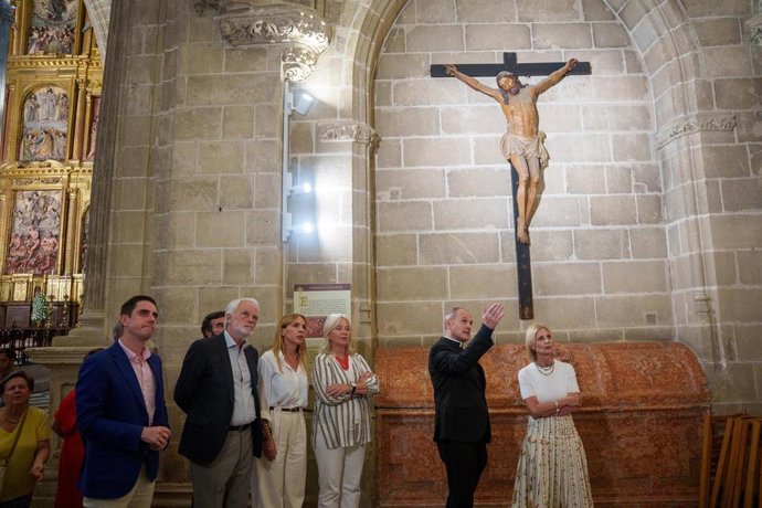 La presidenta de la Diputación de Cádiz,  Almudena Martínez, junto a la alcaldesa de Jerez, María José García-Pelayo, la delegada de la Junta en Cádiz, Mercedes Colombo, en el acto de inauguración de la nueva iluminación de la Iglesia de San Miguel. 