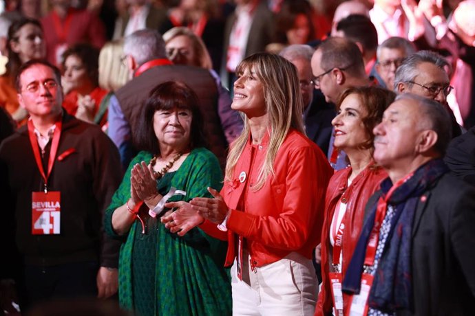 Archivo - La esposa del presidente del gobierno, Begoña Gómez, junto a la presidenta del PSOE, Cristina Narbona, durante el 41 Congreso Federal del PSOE en el Palacio de Congresos y Exposiciones. A 1 de diciembre de 2024, en Sevilla, Andalucía (España).