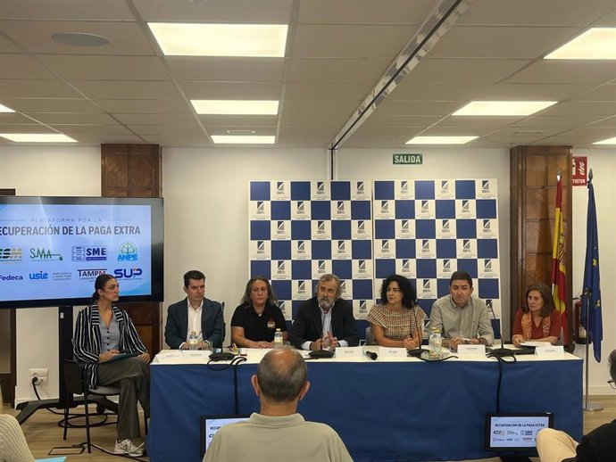 Sindicatos de empleados públicos inician acciones conjuntas para reclamar el fin del recorte de la paga extra.