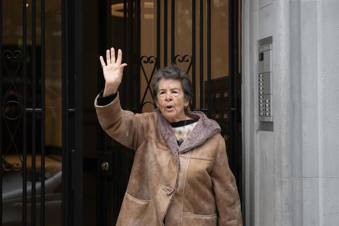 Archivo - Arquivo - Maricarmen comemora o adiamento do despejo, marcado para 29 de outubro de 2025, em Madri (Espanha). Maricarmen, de 87 anos e com 50% de deficiência, mora lá há quase setenta anos, desde que, em 1956, sua família assinou um contrato de 