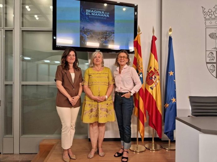 La responsable de Comunicación y Divulgación Científica de CSIC Aragón, Isabel Adé; la directora general de Ciencia e Investigación del Gobierno de Aragón, Pilar Gayán; y la vicerrectora de Política Científica de la Universidad de Zaragoza, Pilar Pina.
