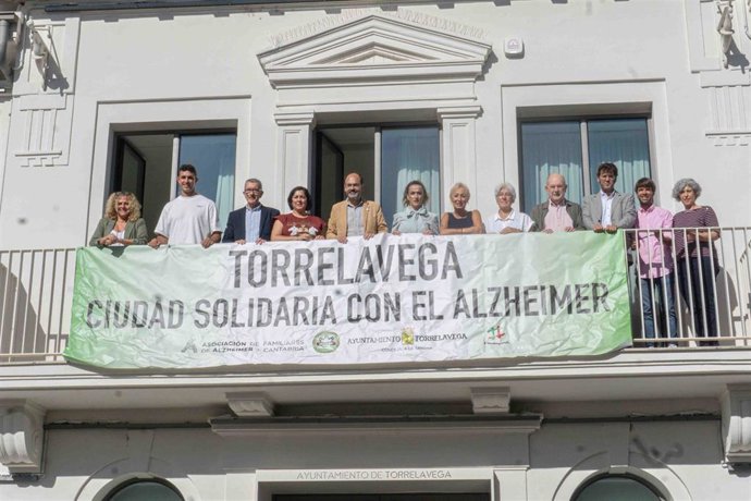 Torrelavega conmemora el Día Mundial del Alzheimer y muestra su apoyo a las personas afectadas y sus familias