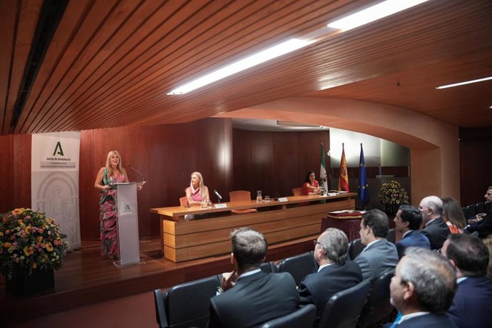 La vicepresidenta tercera de la Junta, consejera de Economía, Hacienda y Fondos Europeos y portavoz del Gobierno, Carolina España (c) en ka toma de posesión de los altos cargos de su Consejería. (Foto de archivo).