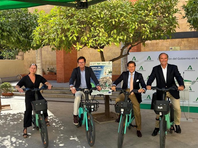 Representantes de la Junta de Andalucía, el Ayuntamiento de Almería y las aplicaciones 'Bolt' y 'Hoppy', tras la firma del convenio de colaboración sobre movilidad sostenible.