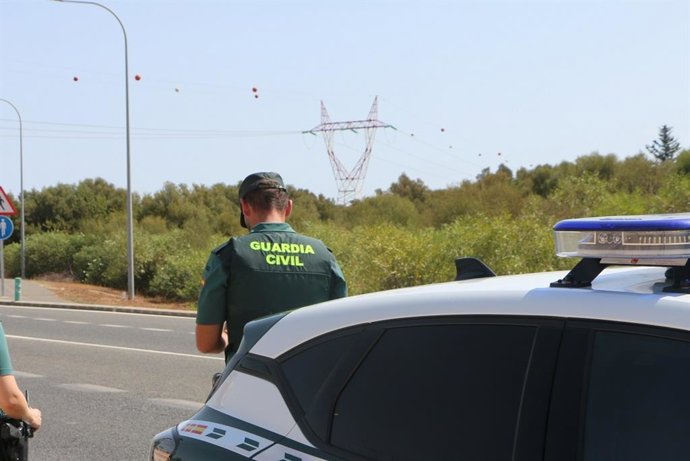 Patrulla de la Guardia Civil en una carretera.