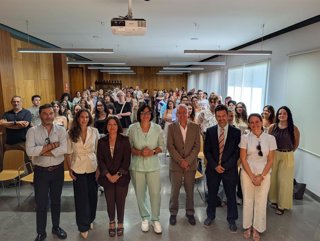 La delegada de Educación de la Junta en Granada, María José Martín, ha visitado la Escuela de Arte y Superior de Diseño José Val del Omar.