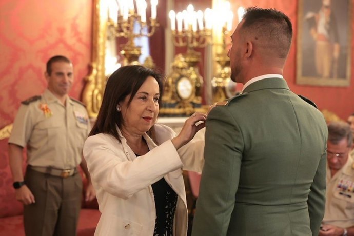 Margarita Robles condecora a un militar en el acto de imposición de cruces al Mérito Militar en el Cuartel General de Tierra