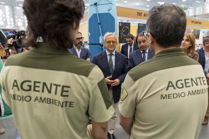 Fuentes (centro) conversa en Intercaza con agentes de Medio Ambiente de la Junta.