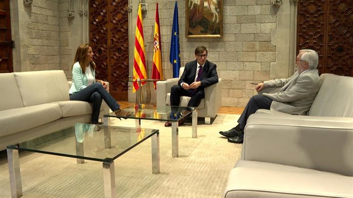 Reunión del presidente de la Generalitat Salvador Illa con la consellera Esther Niubó y el presidente del Consell d'Educació de Catalunya Joan Manuel Del Pozo