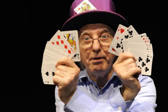 Archivo - El ilusionista Juan Tamariz, durante una actuación con su habitual baraja de cartas.
