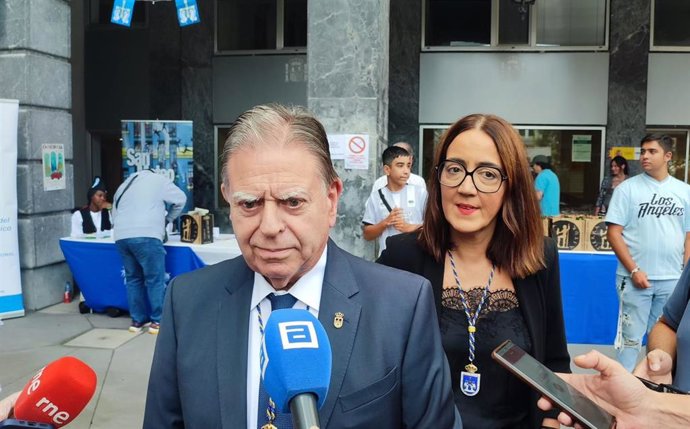 El alcalde de Oviedo, Alfredo Canteli, en San Mateo junto a la concejala de Festejos, Covadonga Díaz.