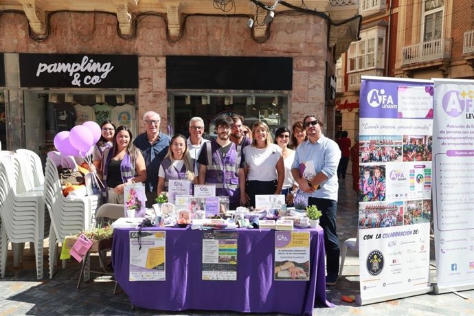 La alcaldesa, Noelia Arroyo, con integrantes de AFA Levante