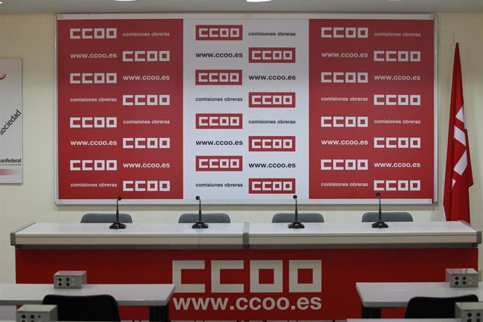 Archivo - Logo CCOO en rueda de prensa.