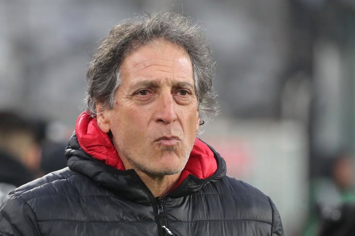 Futbol, Colo Colo vs Ñublense. Fecha 22, Campeonato Nacional 2024. El entrenador de Ñublense Mario Salas dirige durante el partido contra Colo Colo por la primera division en el estadio Monumental. Santiago, Chile. 29/08/2024 Jonnathan