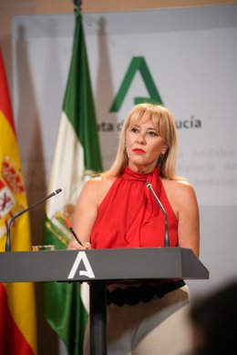 La vicepresidenta tercera y consejera de Economía, Hacienda y Fondos Europeos, y portavoz del Gobierno andaluz, Carolina España, en rueda de prensa. Imagen de archivo