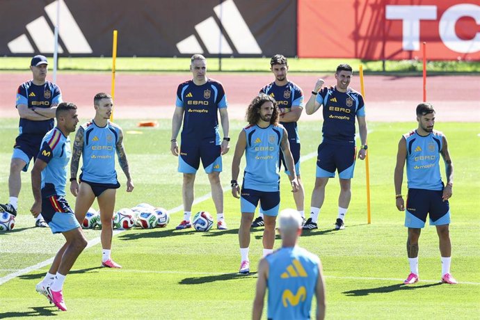 Archivo - Los jugadores de la selección española durante un entrenamiento en la Ciudad del Fútbol de Las Rozas (Madrid)