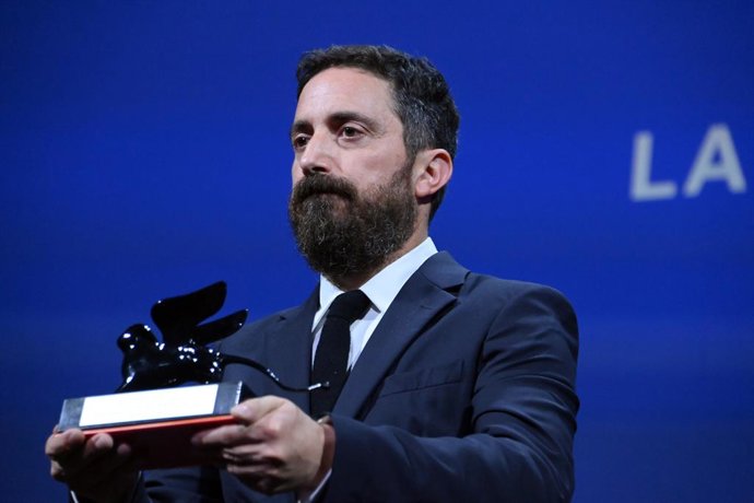 Archivo - 08 September 2023, Italy, Venice: Chilean filmmaker Pablo Larrain celebrates with the Best Screenplay Award for film 'El Conde' during the Golden Lion award ceremony at the 80th Venice International Film Festival. Photo: Gian Mattia D'alberto/La