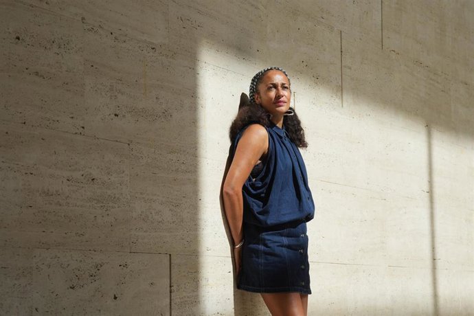 La escritora inglesa Zadie Smith posa para Europa Press durante la presentación de ‘Muertos y vivos’, en el Centro de Cultura Contemporánea de Barcelona (CCCB), a 21 de septiembre de 2026, en Barcelona, Catalunya (España).