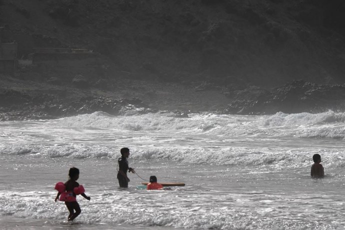 Menores en una playa de Canarias