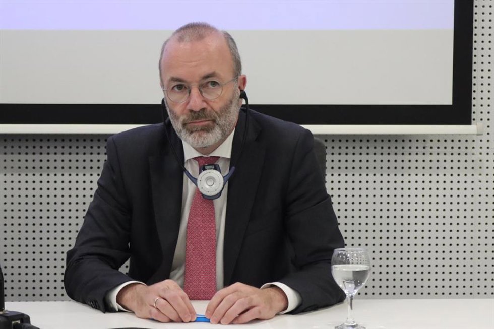 El presidente del EPP, Manfred Weber, durante una rueda de prensa, en la Biblioteca pública Adolfo Suárez, a 21 de septiembre de 2026, en Ceuta (España). Weber ha visitado la ciudad autónoma para mostrar el apoyo comunitario europeo a la crisis migratoria