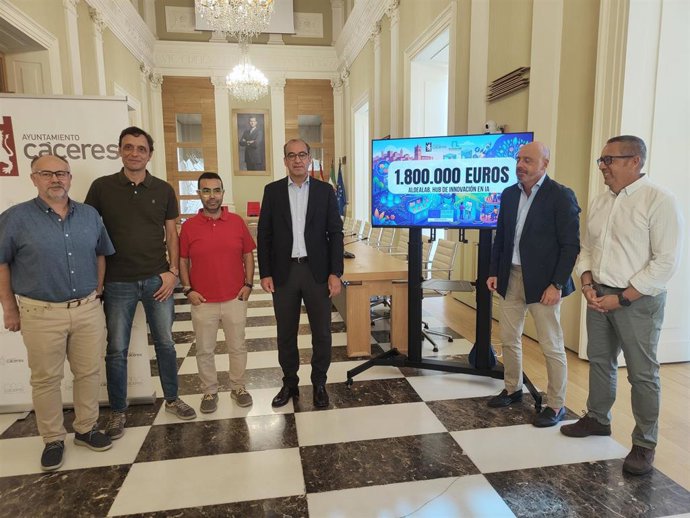 El alcalde de Cáceres, Rafael Mateos; los concejales Pedro Muriel y Emilio Borrega, y técnicos del proyecto 'Cáceres Smart Economy'