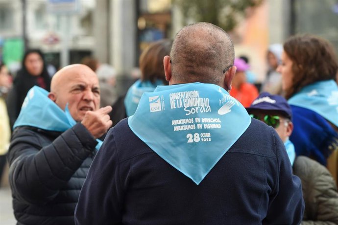 Archivo - Varias personas hablando en lenguaje de signos durante una concentración de personas sordas, en la Plaza de Callao, a 28 de octubre de 2023, en Madrid (España). 