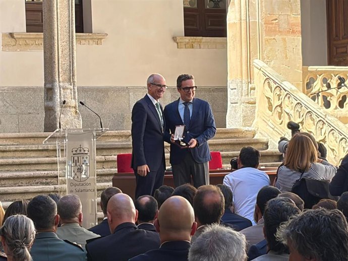 Iglesias entrega la Medalla de Oro de la Provincia a Francisco de Vitoria, recogida por el rector de la USAL.