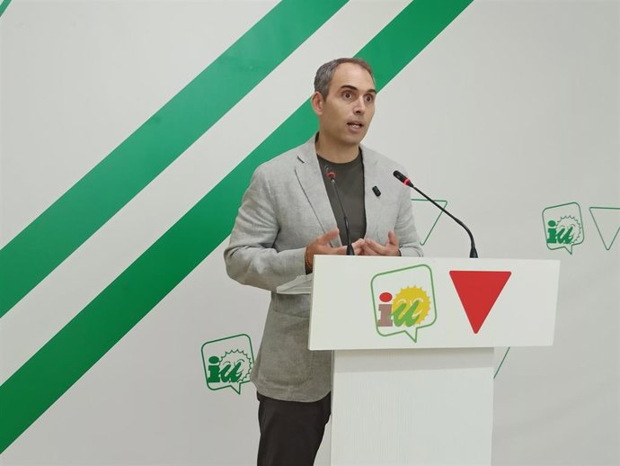 El coordinador general de IU Andalucía y diputado en el Congreso, Toni Valero, en rueda de prensa.