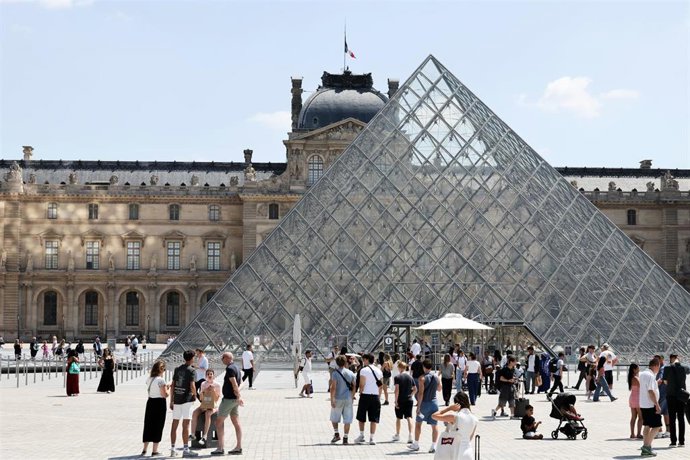 Archivo - Imagen de archivo de una de las pirámides del Museo del Louvre. 