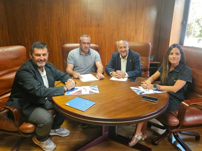 El presidente de la Diputación de León, Gerardo Álvarez Courel (centro derecha), se ha reunido este lunes con el presidente de UPTA, Eduardo Abad (izquierda).