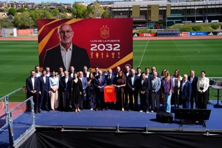 Foto de familia tras la renovación hasta 2032 del seleccionador Luis de la Fuente