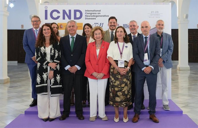 La Reina Doña Sofía acompañada por el alcalde de Sevilla, José Luis Sanz, posa en una foto antes de presidir la inauguración del Congreso Internacional de Enfermedades Neurodegenerativas. A 21 de septiembre de 2026 en Sevilla (Andalucía, España).