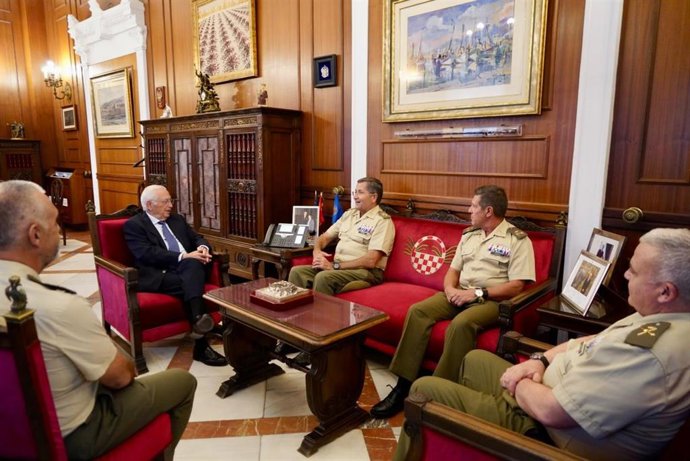 El presidente de la ciudad autónoma de Melilla, Juan José Imbroda, ha recibido este lunes al Jefe del Estado Mayor del Ejército de España que se halla de visita en la ciudad autónoma