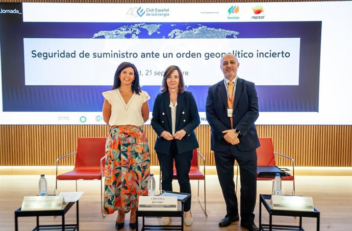 Lucía Arraiza, responsable de Coordinación Regulatoria de Iberdrola España; Cristina Rivero, directora general de Enerclub, y Juan Carlos Ramírez, director de Optimización de la Cadena de Valor Industrial de Repsol, durante las jornadas.