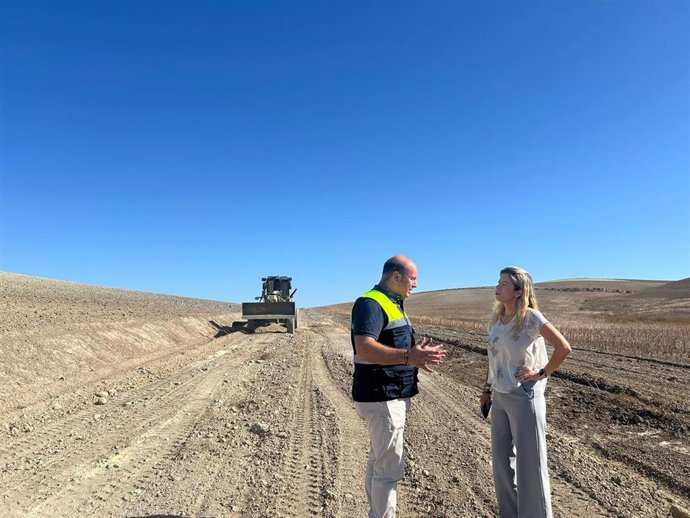 El delegado territorial de Sostenibilidad y Medio Ambiente de la Junta de Andalucía en Cádiz, Óscar Curtido, junto a la alcaldesa de Villamartín, Susana Toro, en una visita a obras en vías pecuarias